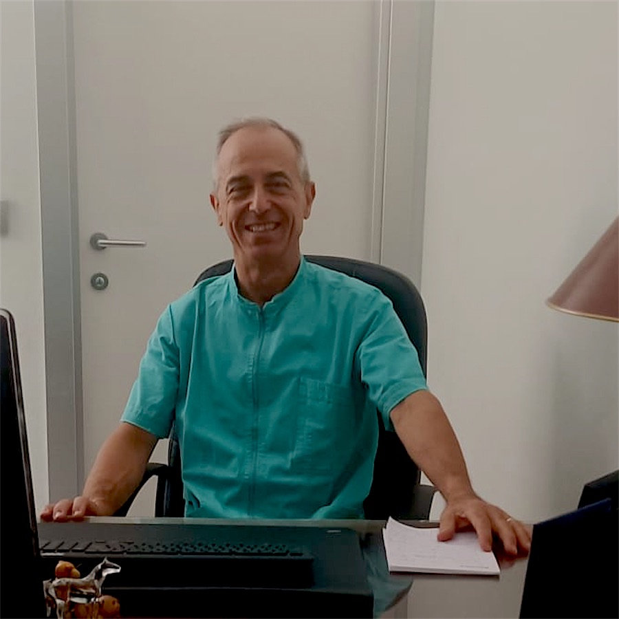 Il dr. Fabrizio Miroglio nel suo studio