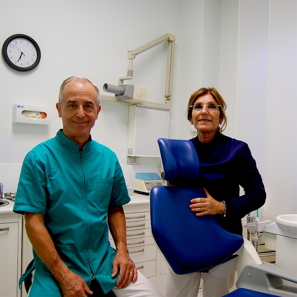 Il dr. Fabrizio Miroglio con la sua assistente nello studio